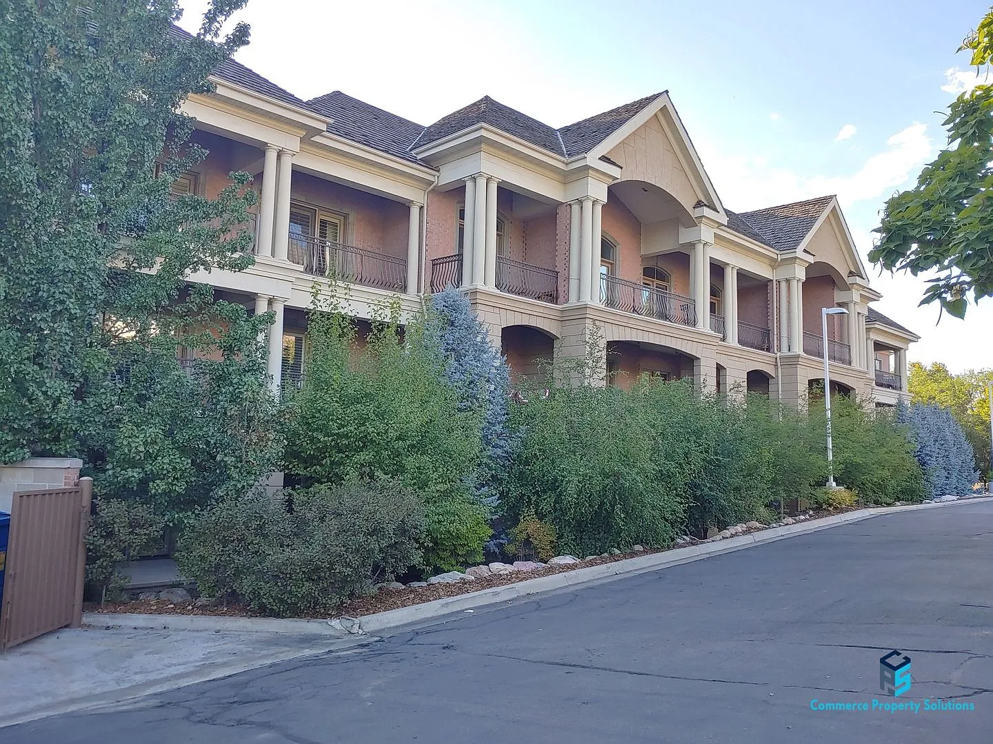 Stunning Penthouse Unit with Beautiful Views available for Rent! — Photo 1