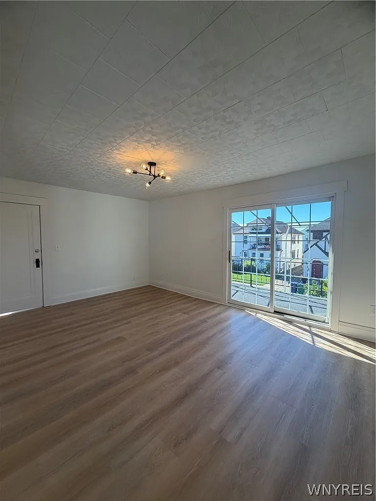 3 bed, 1.0 bath, 1295 sqft, $1,695 — Photo 4