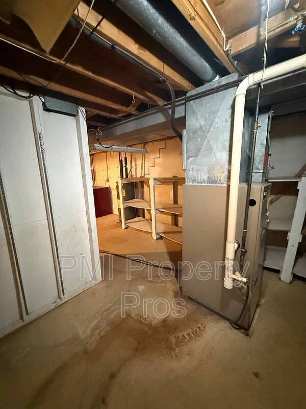3 bed, 1.5 bath, 1606 sqft, $2,275 — Photo 2