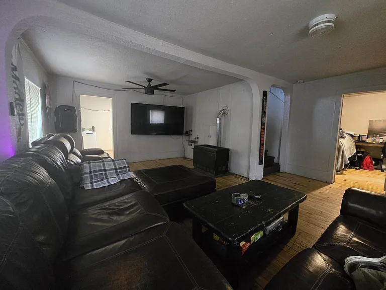 405 S Leroux St — Photo 4