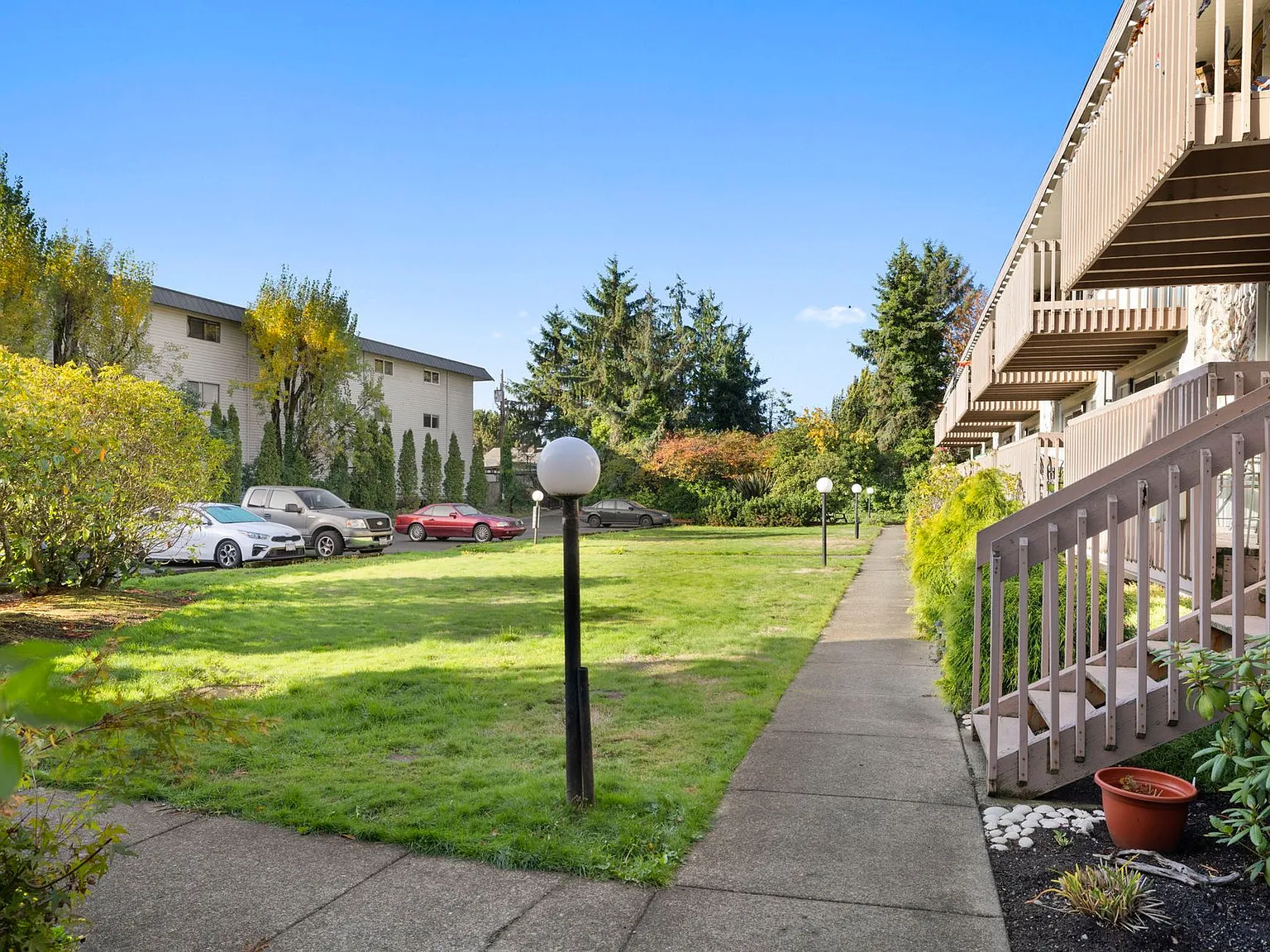 Live by the Des Moines Marina Walk to Restaurants, Shops & the Farmers Market! 1 bedroom Unit — Photo 3
