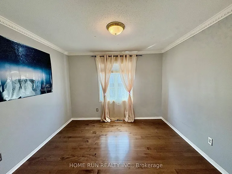 52 Collington St — Photo 31
