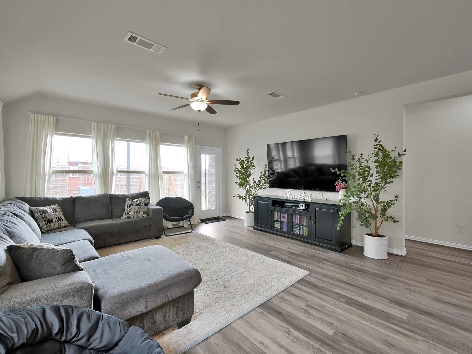 3 bed, 2.0 bath, 2010 sqft, $2,300 — Photo 4