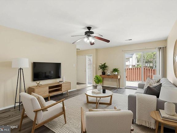 3rd image of 2438 Southgate Sq