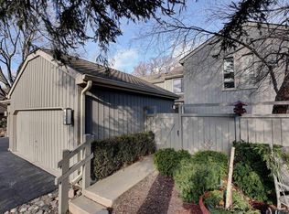299 Bluff Ct, Barrington, IL 60010