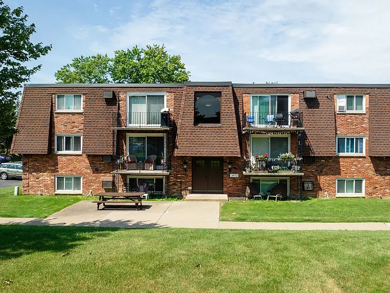 Camelot Village Apartments — Photo 11