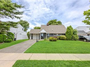 121 Abbey Ln, Levittown, NY 11756