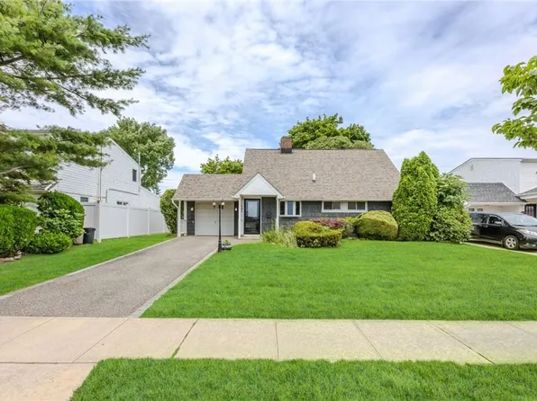 121 Abbey Lane, Levittown, NY 11756