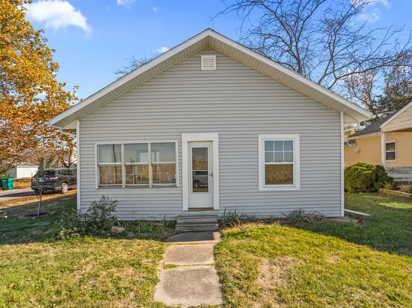 201 S Douglas St, Villa Grove, IL 61956