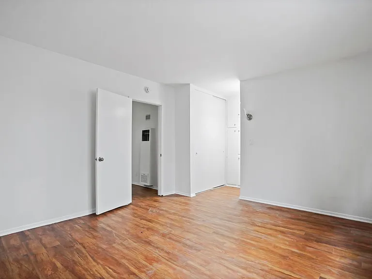 208 Avenue H — Photo 17