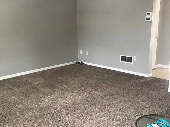 4th image of 220 Edgerow Dr
