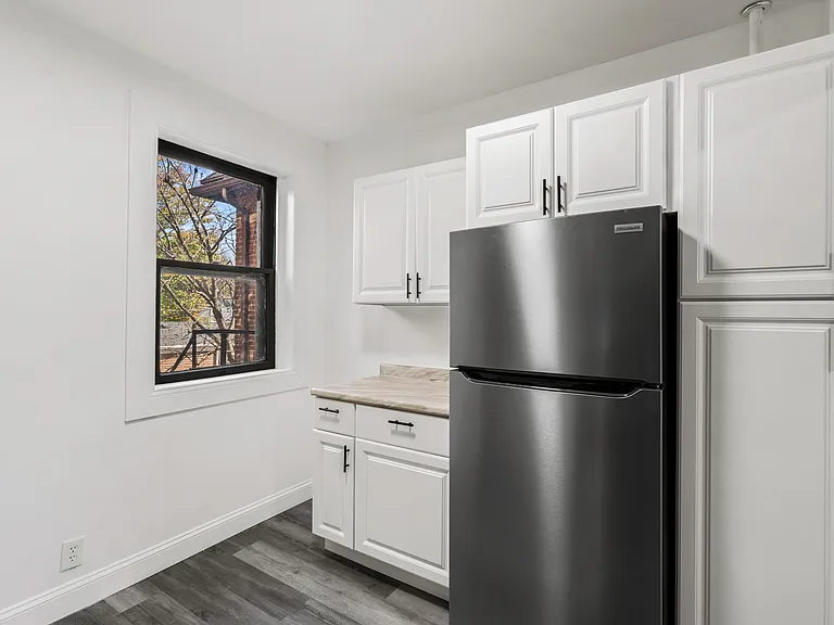 408 E 6th St #5 — Photo 4