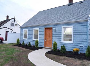 32 Quarry Ln, Levittown, NY