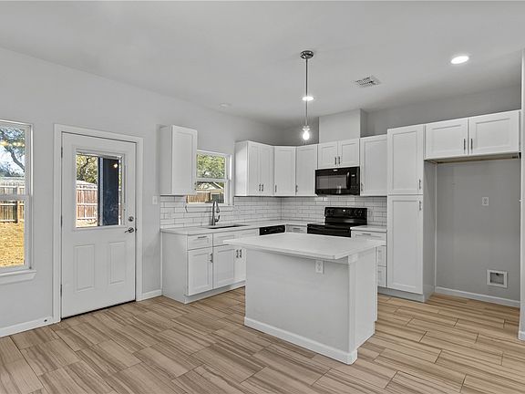 5th image of 930 Redwood Ave