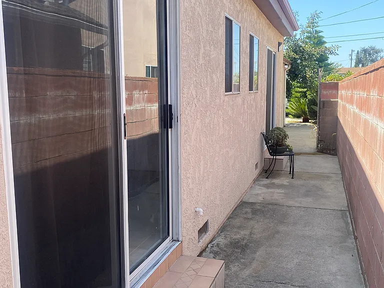 Remick Ave — Photo 1