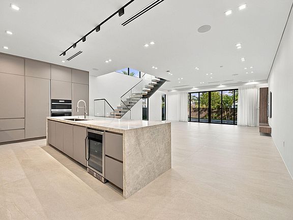 4th image of 1003 NE 3rd Street