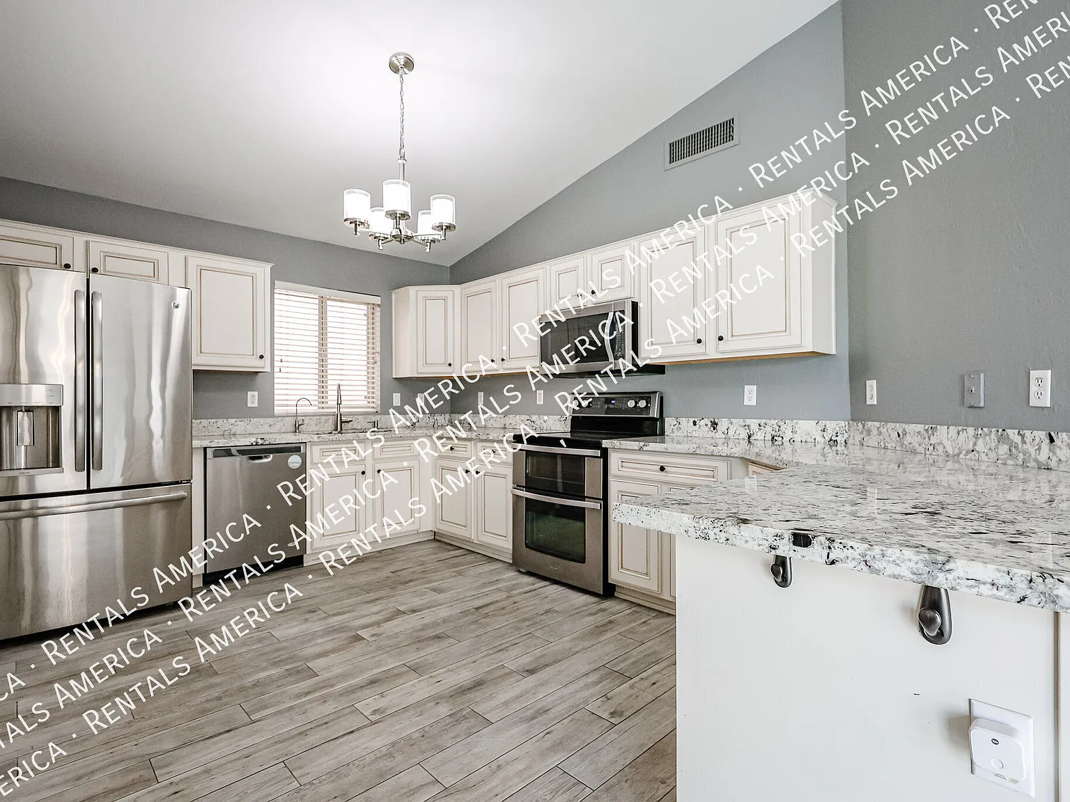 Beautiful 3-Bedroom, 2-Bathroom Home in a Convenient Location — Photo 3
