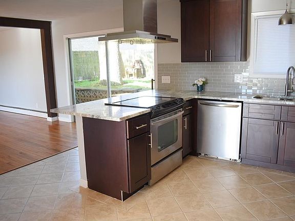 4th image of 14 Rockwell St