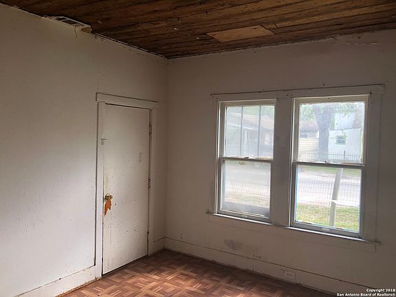4th image of 1137 N Center St