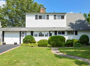15 Alpine Ln, Hicksville, NY 11801