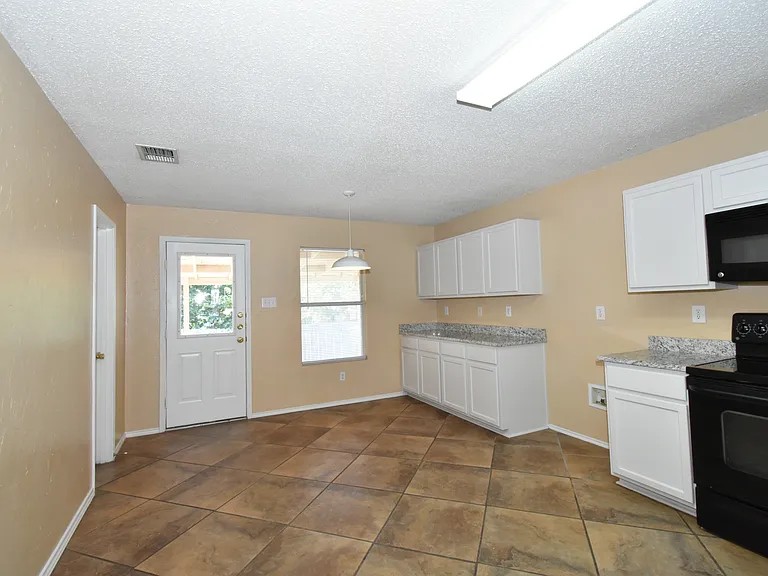 1130 Seneca Dr — Photo 7