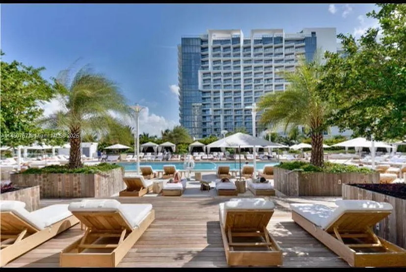 2301 Collins Ave #1121
