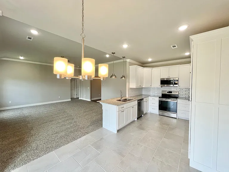 904 Maple View St — Photo 6