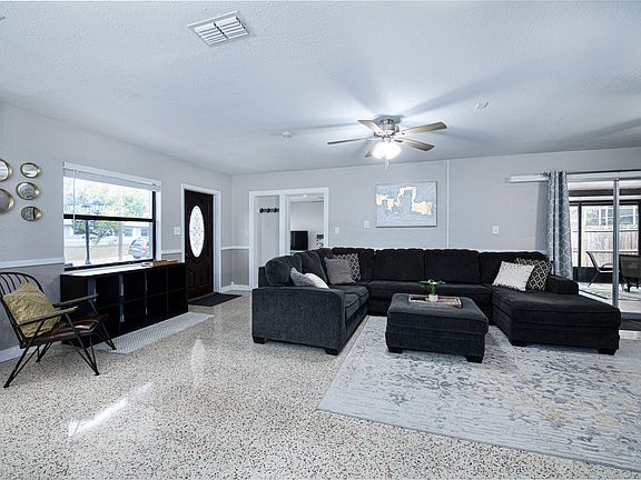 Spacious Livingroom