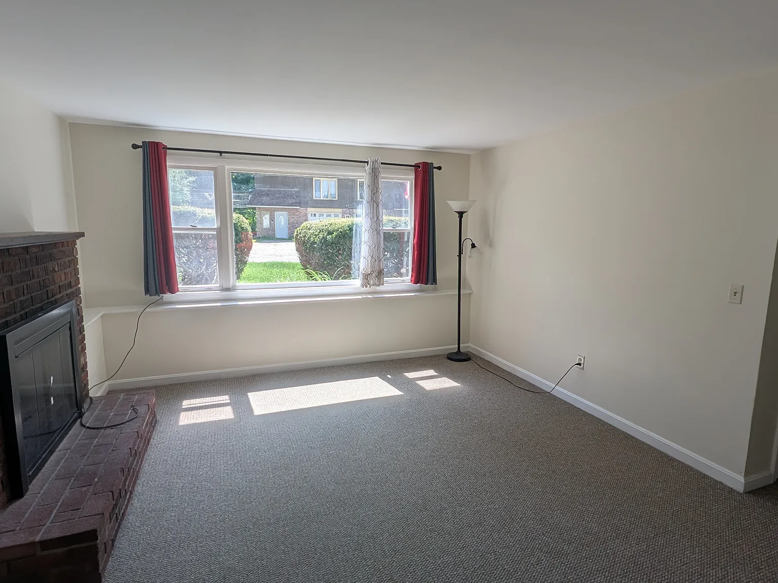 3 bed, 1100 sqft, $2,100 — Photo 4