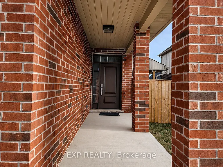 137 Susan Dr — Photo 2