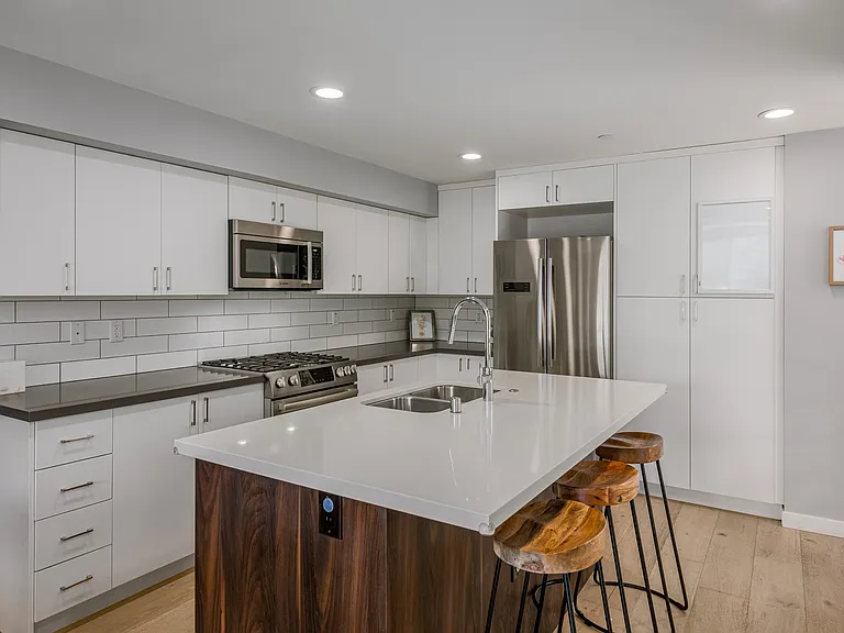 1407 Bates Ave — Photo 4