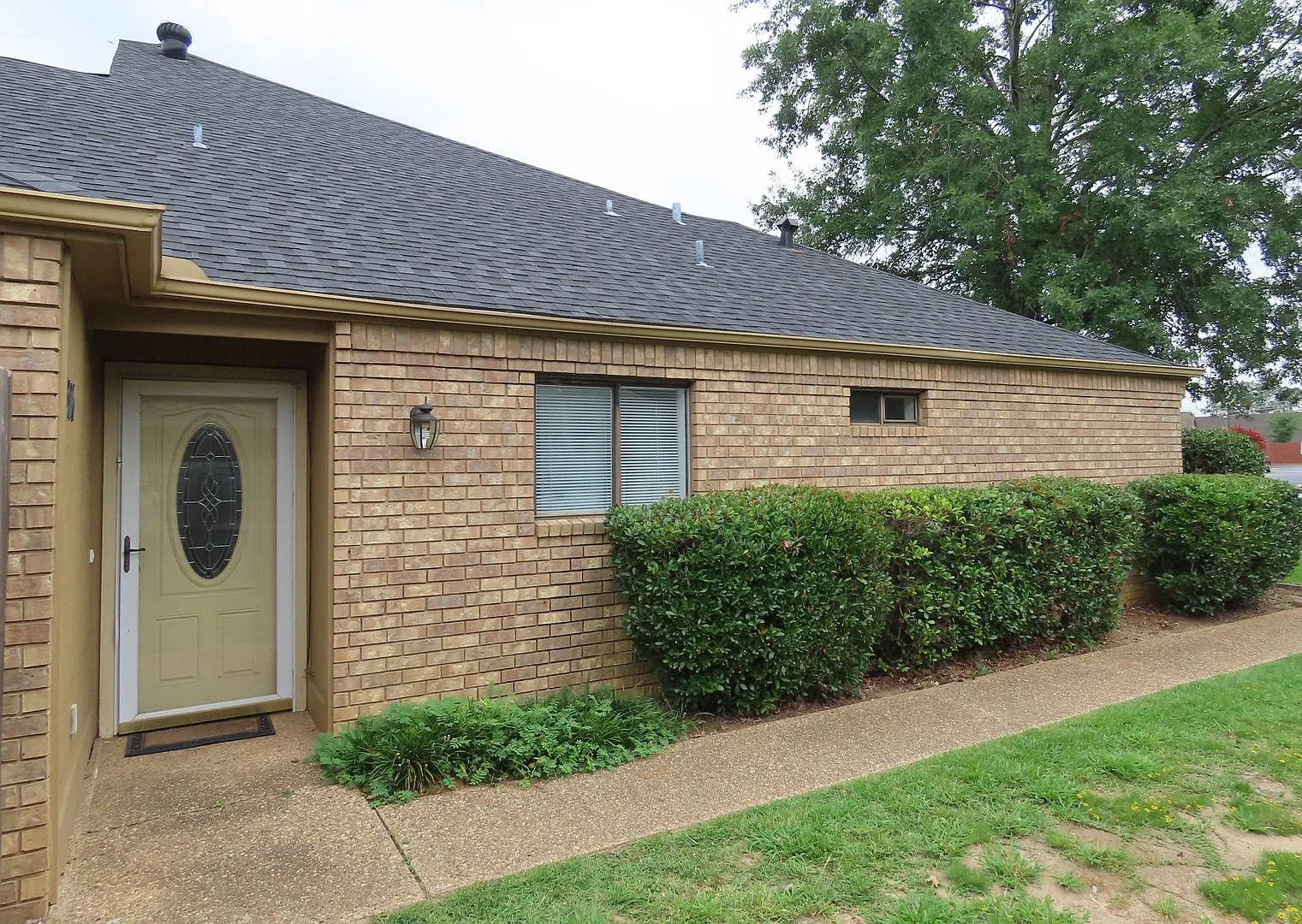 Newly Painted Lovely 3 Bedroom, 2 Bath Duplex-Lawn Care Provided! — Photo 2