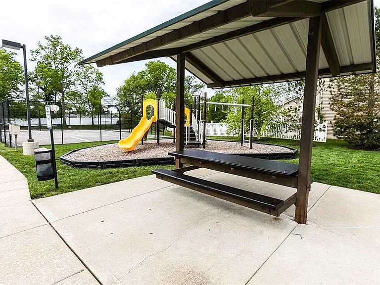 503 Springhurst Pkwy — Photo 23