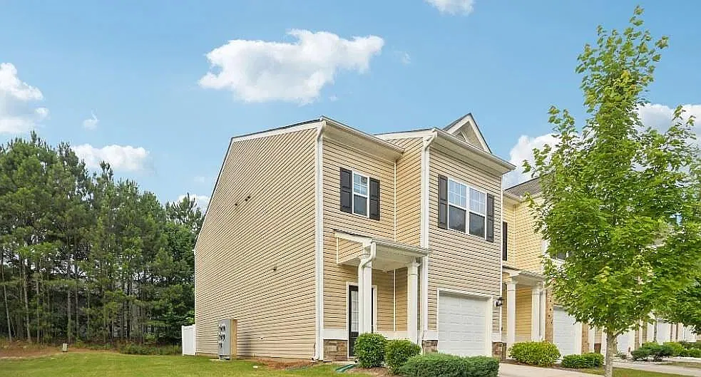3 bed, 2.5 bath, 1696 sqft, $2,300 — Photo 2