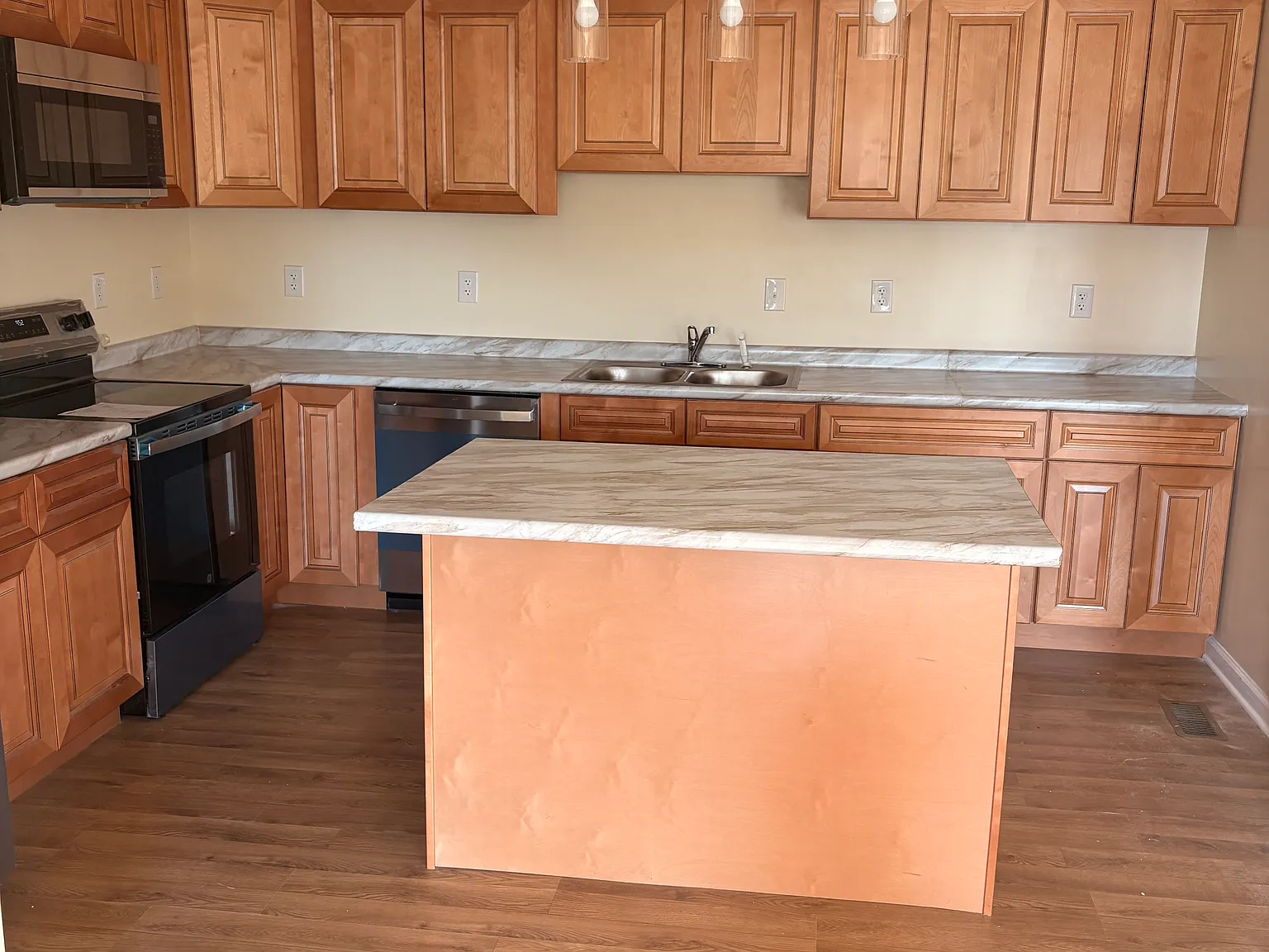 1 bed, 880 sqft, $1,000 — Photo 4