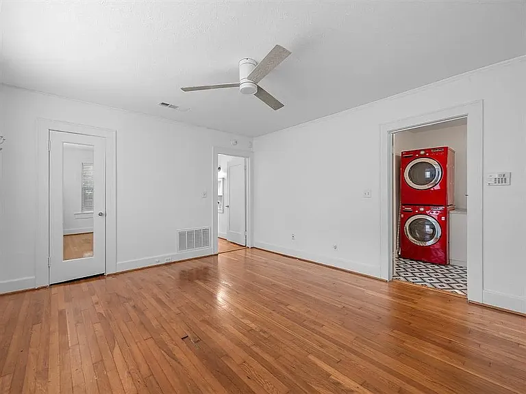 3221 Greene Ave — Photo 9