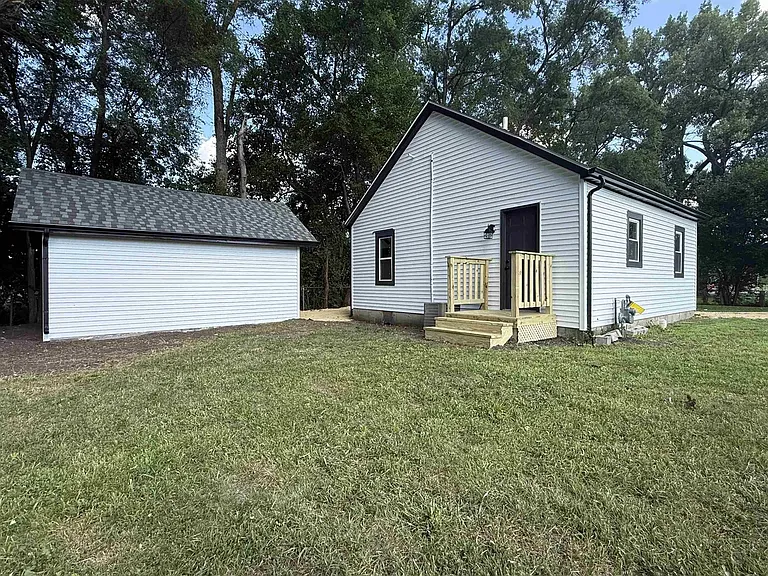 2403 Belden St — Photo 2