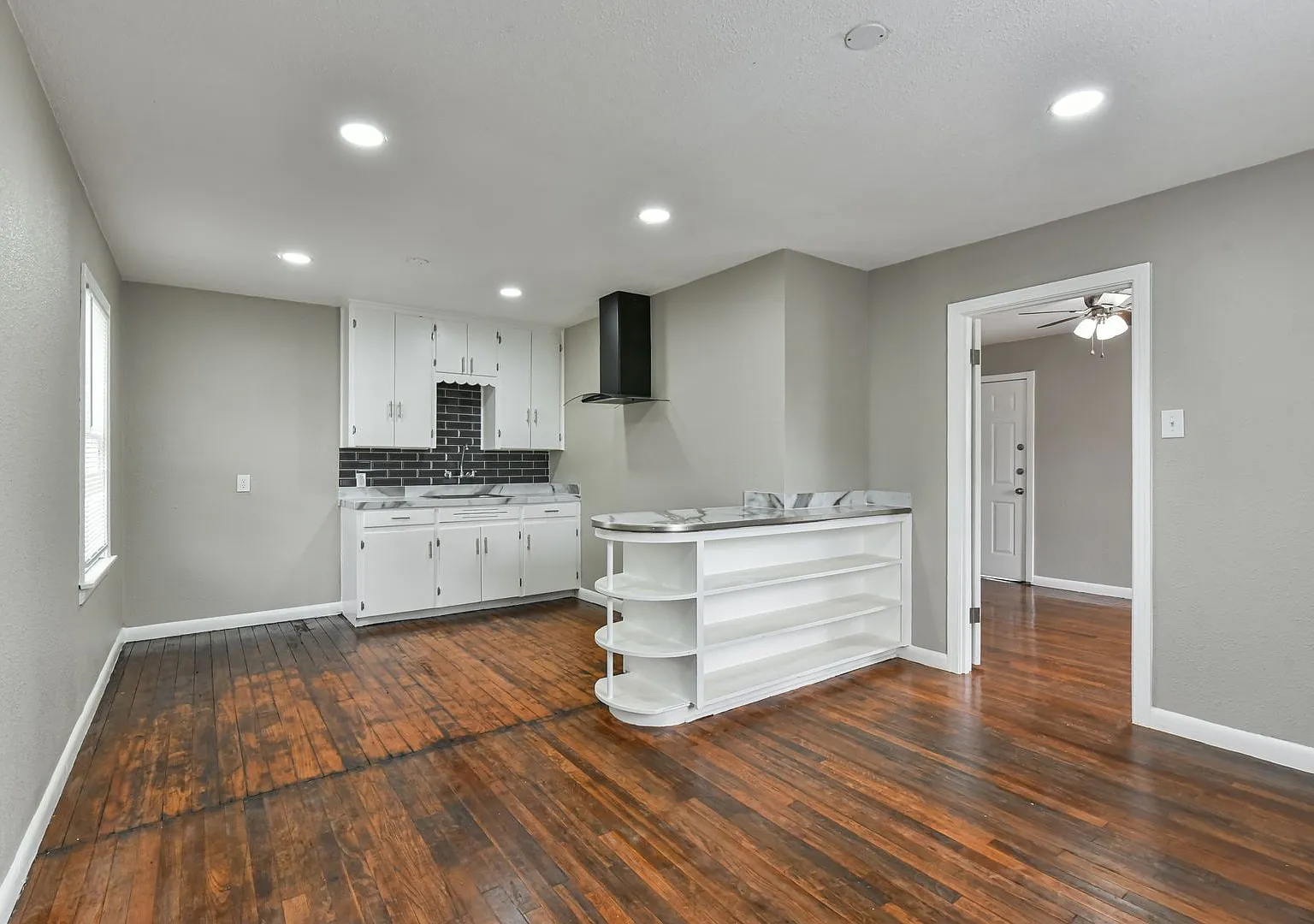 Beautifully Renovated 1BR Duplex with Marble Shower & Natural Light — Photo 4