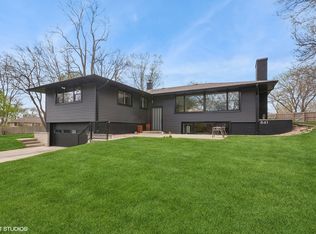 841 Hawthorne Dr, Naperville, IL 60540