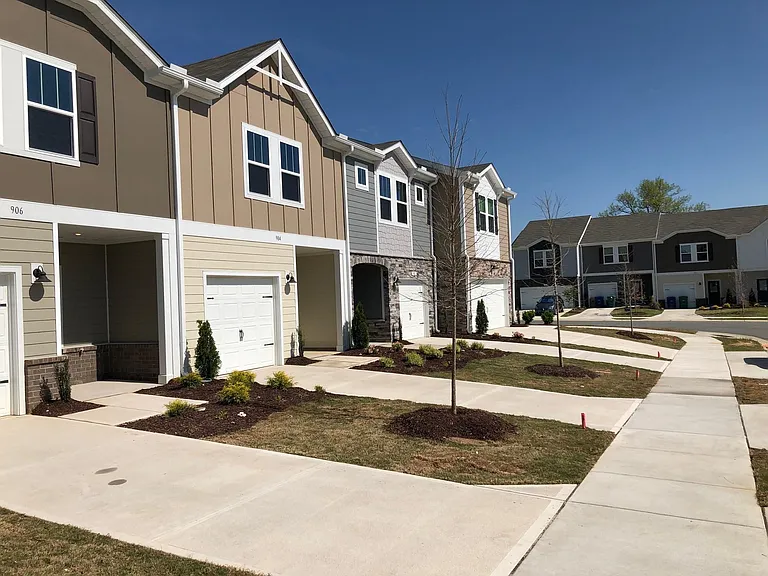 904 Clearhaven Ln — Photo 1
