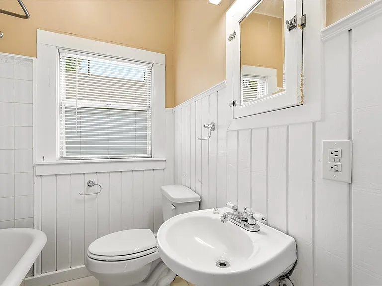 2223 Singleton St — Photo 16