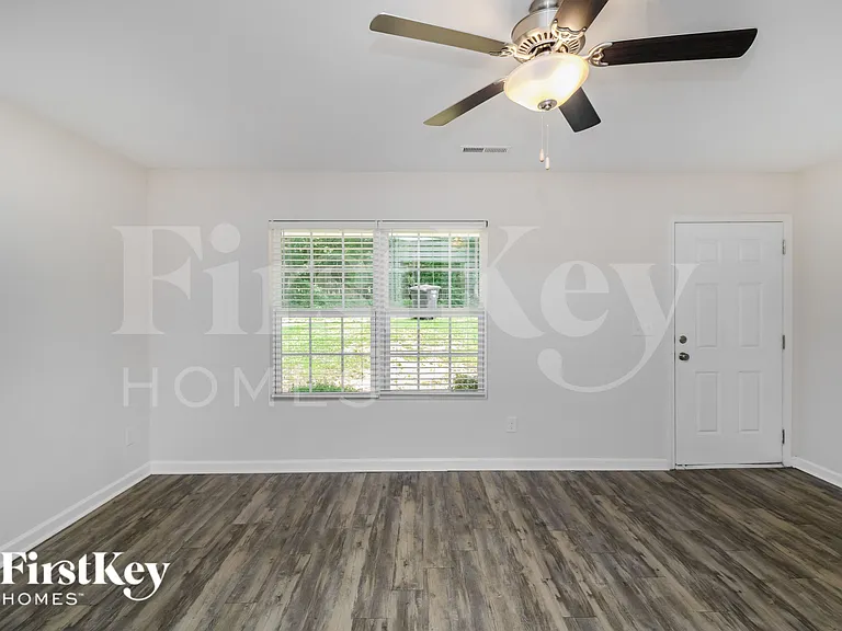 4019 Maderia Dr NW — Photo 2