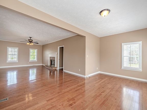 2nd image of 565 Bowen Dr