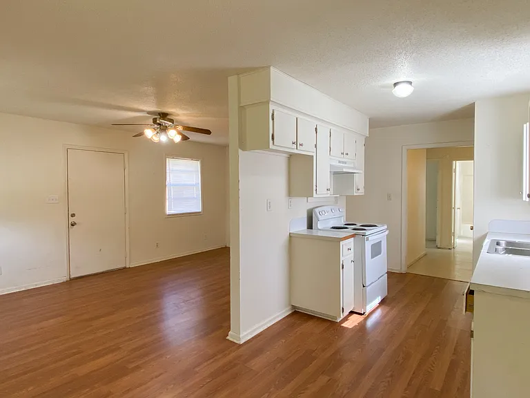 715 Live Oak St — Photo 4