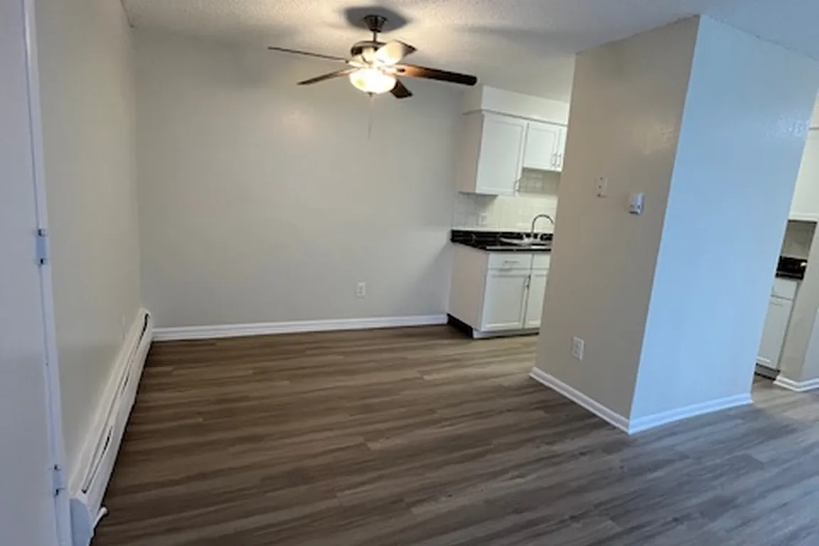 2BED 2 BATH. Dining Area.