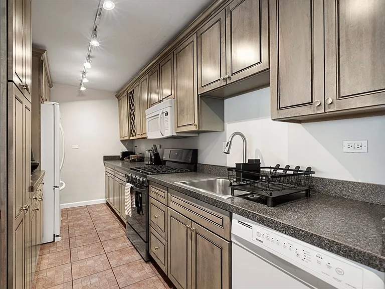 2 Hawthorne Pl #17M — Photo 13