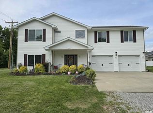 215 Townhouse Dr, Cambria, IL 62918