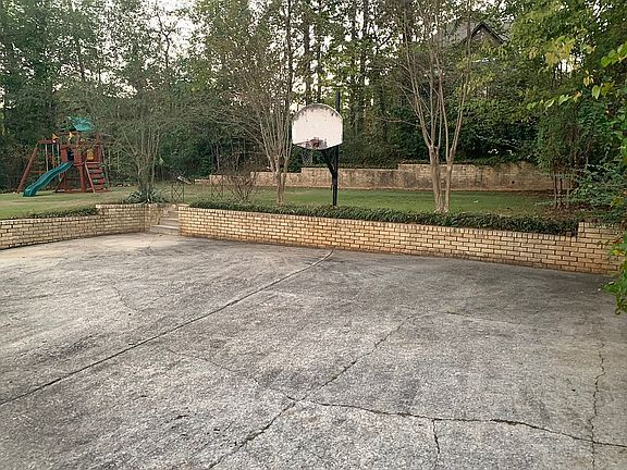 3rd image of 718 Staffordshire Dr