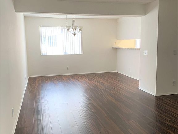 5th image of 18333 Hatteras St Unit 27