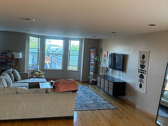 2nd image of 1224 W Belmont Ave #3
